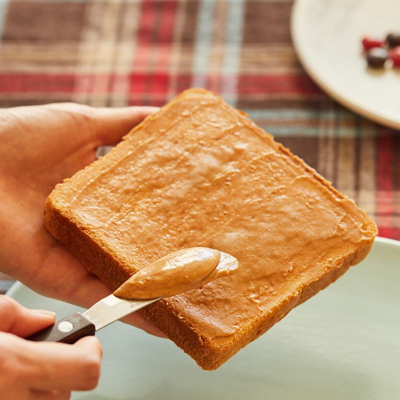 구운 식빵에 땅콩잼을 고루 발라주세요.