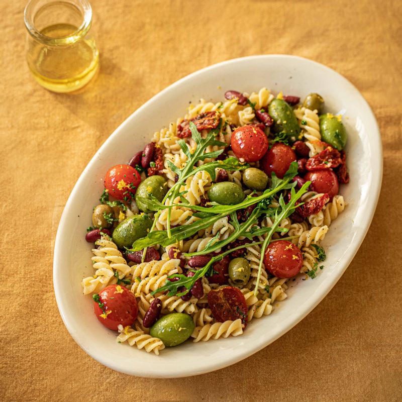 접시에 담고 루꼴라를 곁들여 맛있게 즐겨주세요.