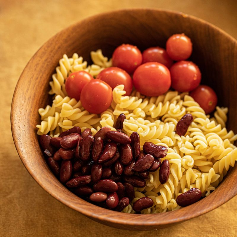 볼에 삶은 파스타와 방울토마토, 올리브, 키드니빈, 선 드라이 토마토를 담고 드레싱 재료를 넣어 섞어주세요.