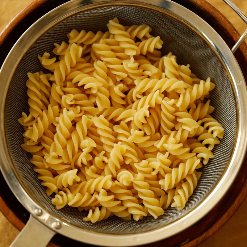 끓는 물에 소금 ½큰술을 넣고 파스타를 10분 정도 삶은 후 찬물에 가볍게 헹군 후 채반에서 물기를 빼주세요. 키드니빈은 흐르는 물에 가볍게 헹궈 준비해 주세요.