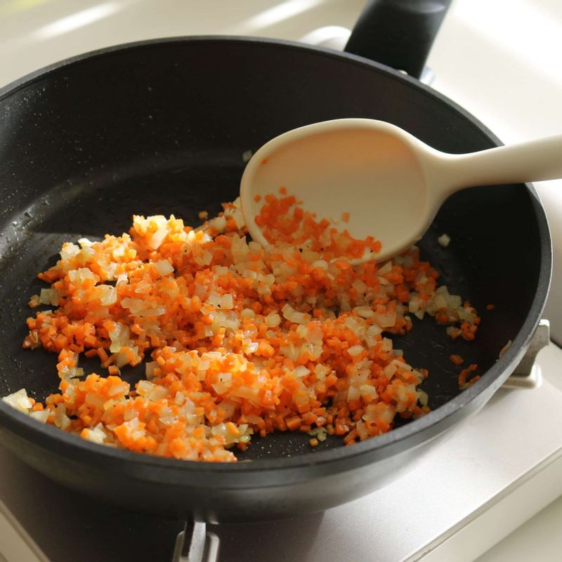 다진 쇠고기와 돼지고기를 키친타올에 올려 핏물을 제거해주세요. 양파와 당근은 곱게 다진 후, 달군 팬에 올리브유를 두르고 약간의 소금, 후추를 뿌려 간을 하여 수분이 없게 볶아주세요.