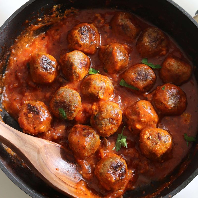 파르메산 치즈가루와 약간의 소금과 후추로 간을 하고 파슬리가루를 뿌려주세요.
(기호에 따라 핫도그빵을 구워 미트볼과 야채, 치즈 등을 넣어 드셔도 맛있답니다.)