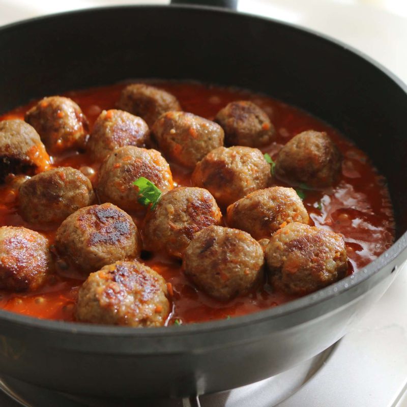 새로 달군 팬에 토마토 소스와 물을 넣고 끓어오르면, 익혀놓은 미트볼을 넣어 2~3분정도 끓여 소스와 골고루 섞이도록 해주세요.