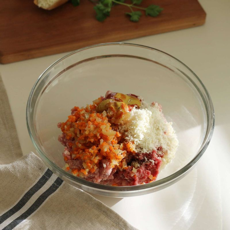 볼에 고기와 볶아놓은 야채, 고기 양념재료를 넣고 골고루 섞어가며 치대주세요.
(반죽의 농도에 따라 빵가루를 가감해주세요)