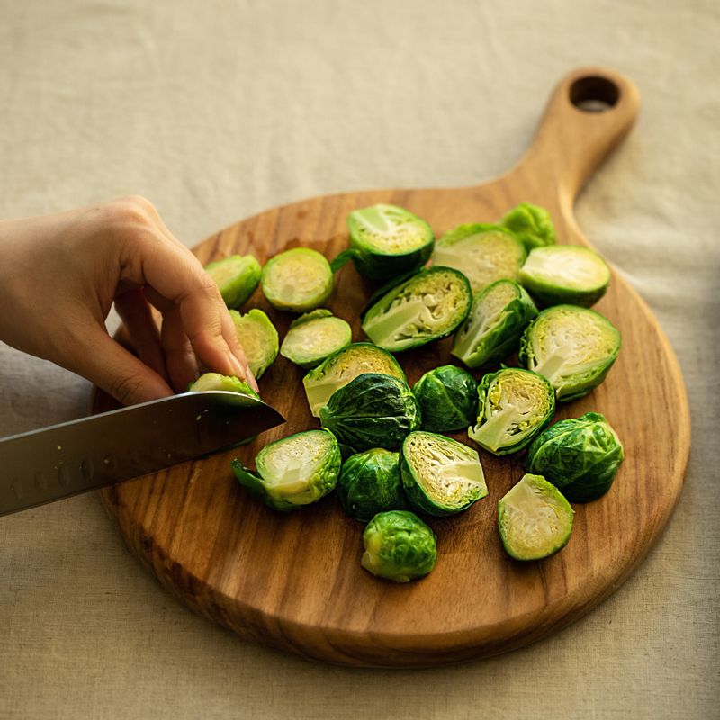 양배추의 꼭지를 얇게 썰고, 크기가 큰 양배추는 반으로 잘라주세요.