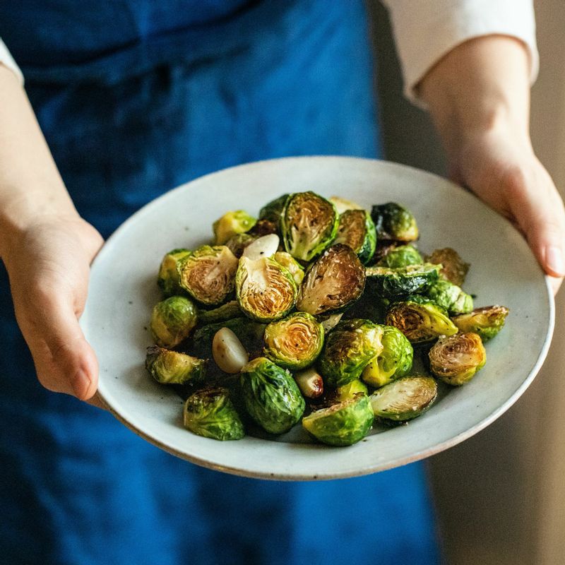 구워진 미니양배추 구이를 그릇에 담아 맛있게 즐겨주세요.
