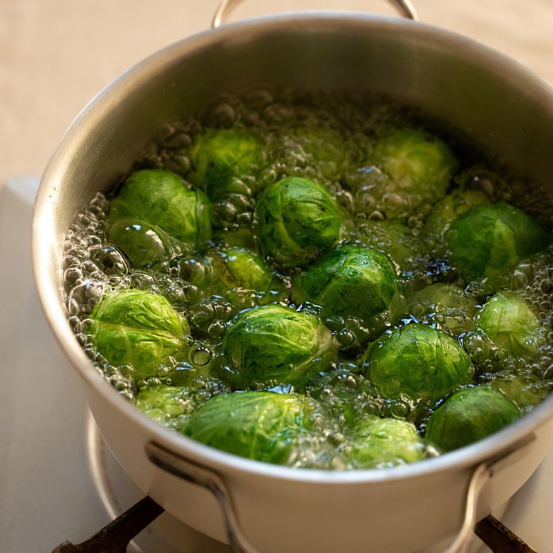 깨끗이 씻은 미니양배추는 끓는 물에 소금 한 꼬집을 넣고 2분 정도 데쳐주세요. 데친 미니양배추는 채반에서 물기를 빼주세요.