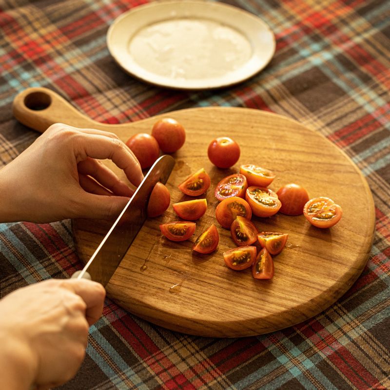 방울토마토는 반으로 썰어주세요.