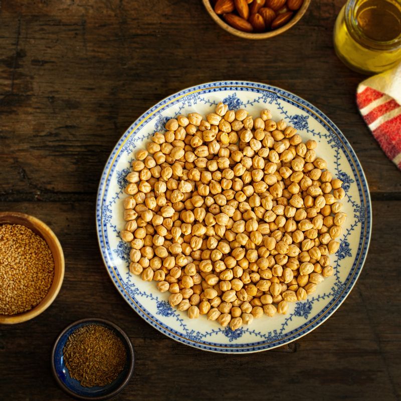 후무스 플래터을 위한 재료 이미지로 불린 병아리콩,소금 등으로 구성 되어있습니다.