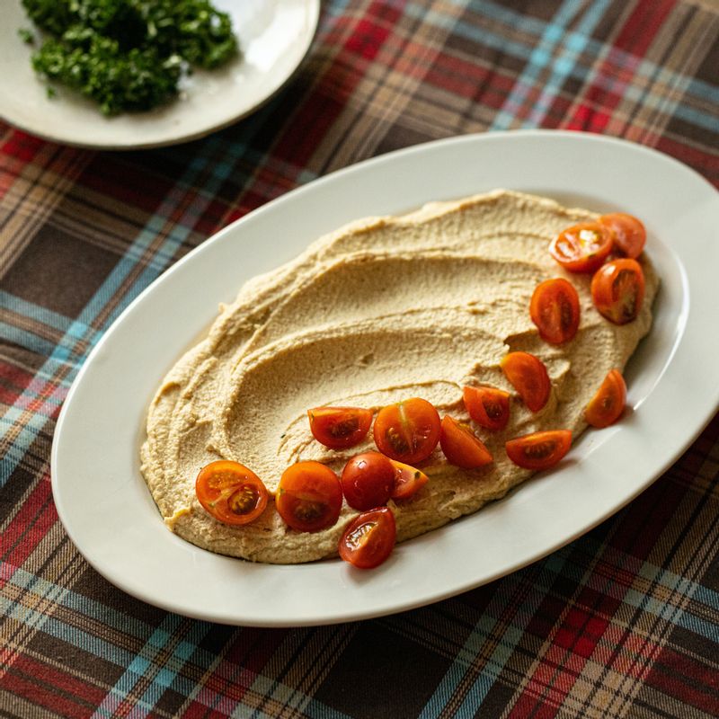 후무스를 그릇에 담고 가니시로 장식해 맛있게 즐겨주세요.