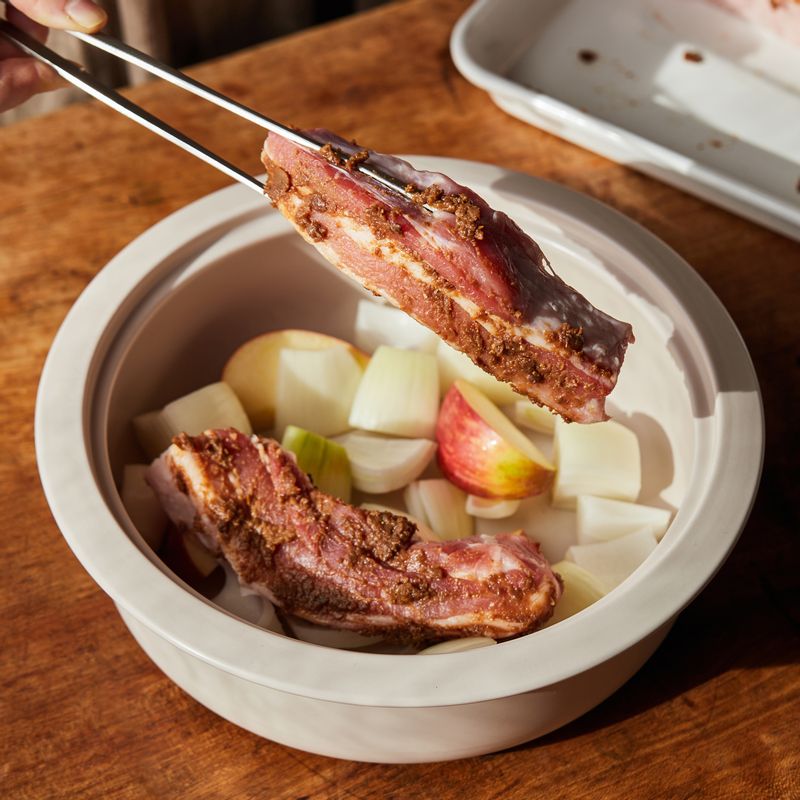 바닥이 두툼한 냄비에 사과와 양파를 깔고 돼지고기와 대파, 마늘, 생강, 통후추, 월계수잎, 청주를 넣고 뚜껑을 닫아 2분 정도 익히다가 불을 중약불로 줄여 1시간 정도 익혀주세요.
(tip. 중간에 뚜껑을 열고 돼지고기를 뒤집어가며 고르게 익혀주세요.)