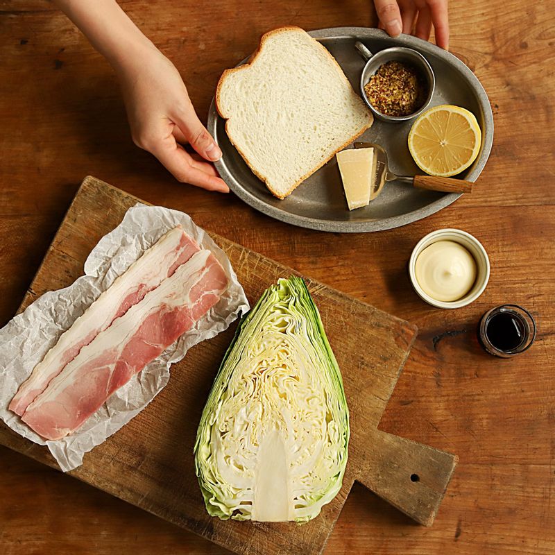 구운 고깔양배추 샐러드 을 위한 재료 이미지로 고깔 양배추,올리브오일,베이컨,파마산 치즈,식빵 (또는 호밀빵) 등으로 구성 되어있습니다.