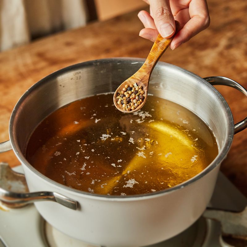 냄비에 피클 주스 재료를 넣고 설탕이 녹을 때까지 끓여주세요.