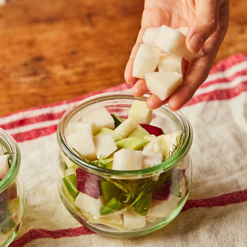 소독한 용기에 손질해 둔 야채를 골고루 담고 딜을 넣어주세요. 한 김 식힌 피클 주스를 붓고 뚜껑을 닫아주세요.