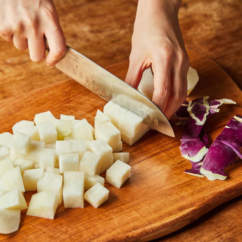고깔 양배추는 심지를 제거하고 식초 1큰술을 넣은 찬물에 담갔다가 흐르는 물에 깨끗이 씻고 물기를 제거한 후 먹기 좋은 크기로 썰어주세요. 콜라비는 껍질을 벗긴 후 깍둑썰기해주세요. 비트도 비슷한 크기로 잘라주세요. 청양고추는 2cm 길이로 썰어주세요.