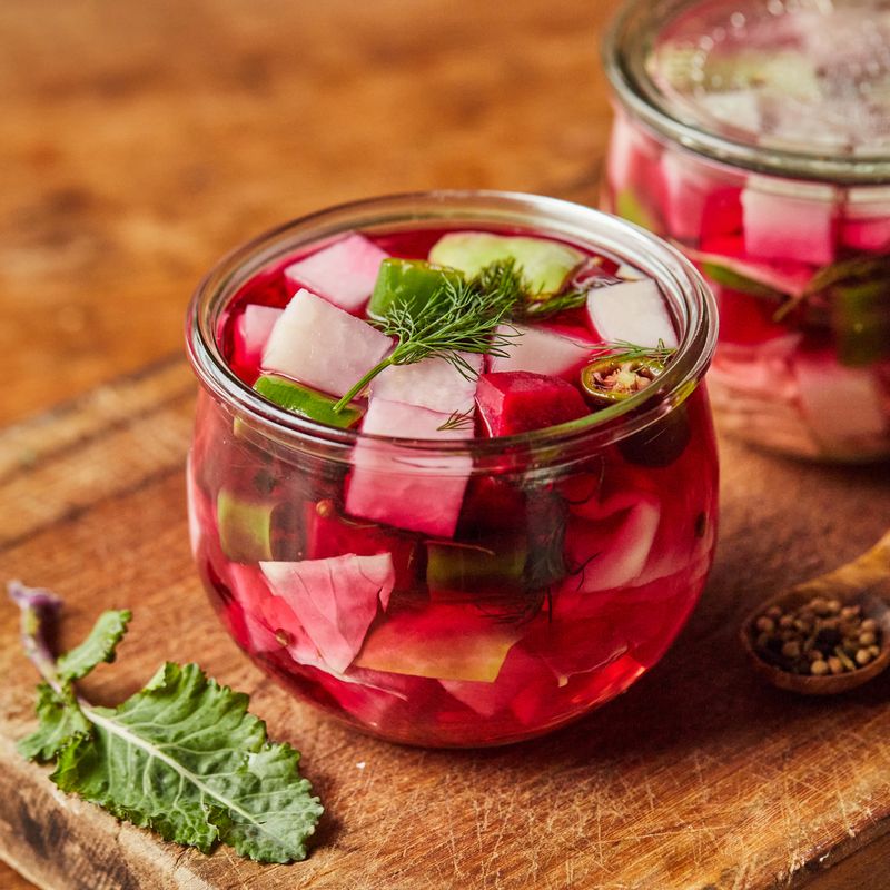 콜라비 고깔 양배추 피클이 식으면 냉장고에 넣어 이틀 정도 숙성시켜 맛있게 즐겨주세요.