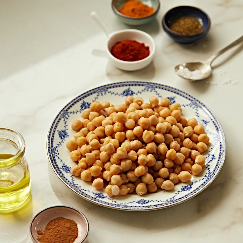 병아리콩 칩을 위한 재료 이미지로 삶은 병아리콩,올리브오일,파프리카 가루,카레가루,큐민 가루 등으로 구성 되어있습니다.