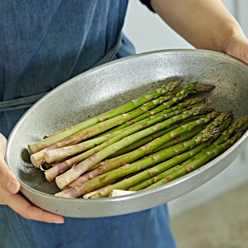 아스파라거스 구이을 위한 재료 이미지로 아스파라거스,레몬,마늘,올리브오일,소금 등으로 구성 되어있습니다.