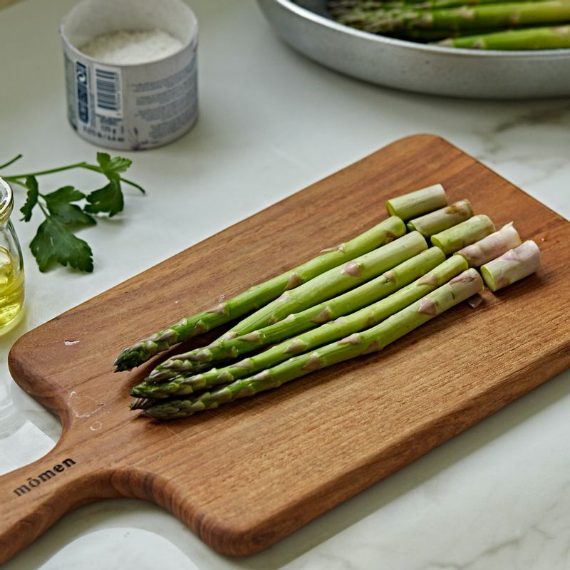 깨끗이 씻은 아스파라거스는 두꺼운 줄기 끝부분을 잘라주세요. 마늘은 편 썰어주세요.