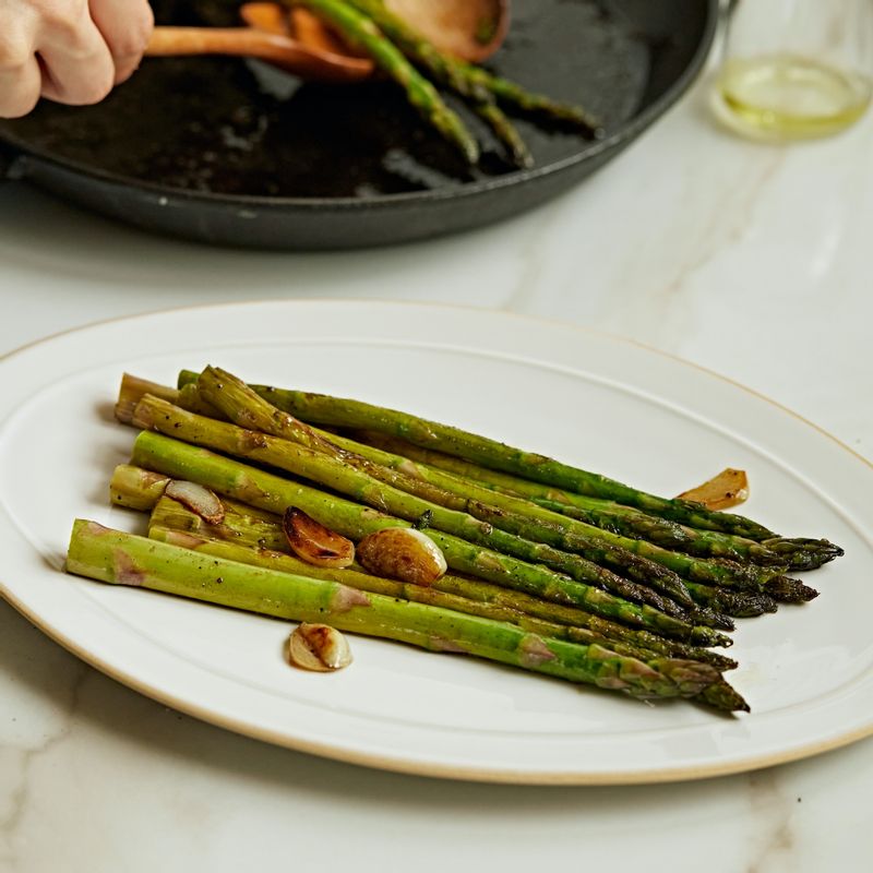 접시에 담고 레몬즙과 레몬 제스트를 뿌려 맛있게 즐겨주세요.