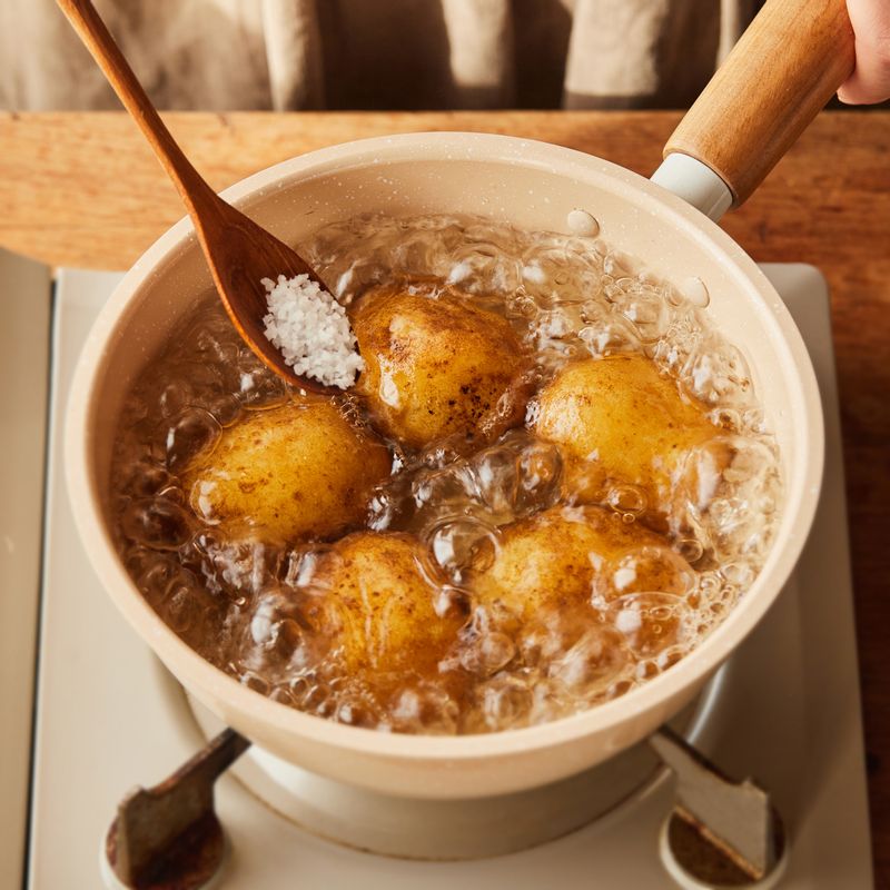 깨끗이 씻은 감자를 냄비에 넣고 감자가 잠길 정도의 물과 소금 1작은술을 넣어 끓여주세요. 감자가 푹 익을 때까지 15분 정도 끓인 후 찬물에 헹궈 껍질을 벗겨주세요.