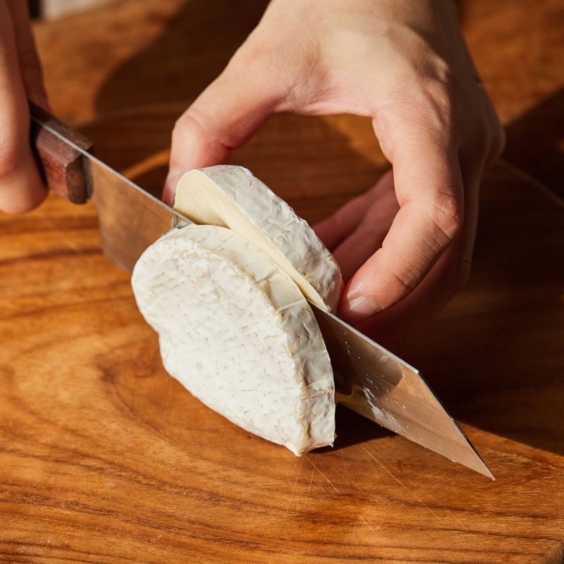 오븐 용기에 볶은 베이컨과 양파를 담고 삶은 감자를 올린 후 까망베르 치즈를 반으로 갈라 올려주세요. 190도로 예열한 오븐에서 20분간 구워주세요.