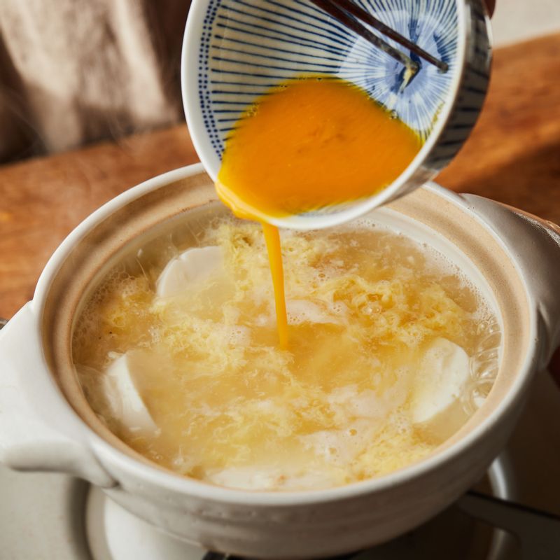 끓으면 순두부 주변으로 달걀을 조금씩 붓고 살살 저어주세요.