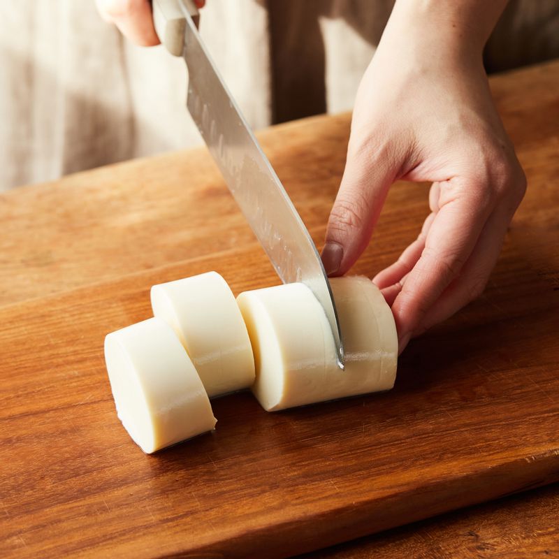 순두부는 2cm 길이로 잘라주세요. 대파와 청양고추는 송송 썰어주세요.