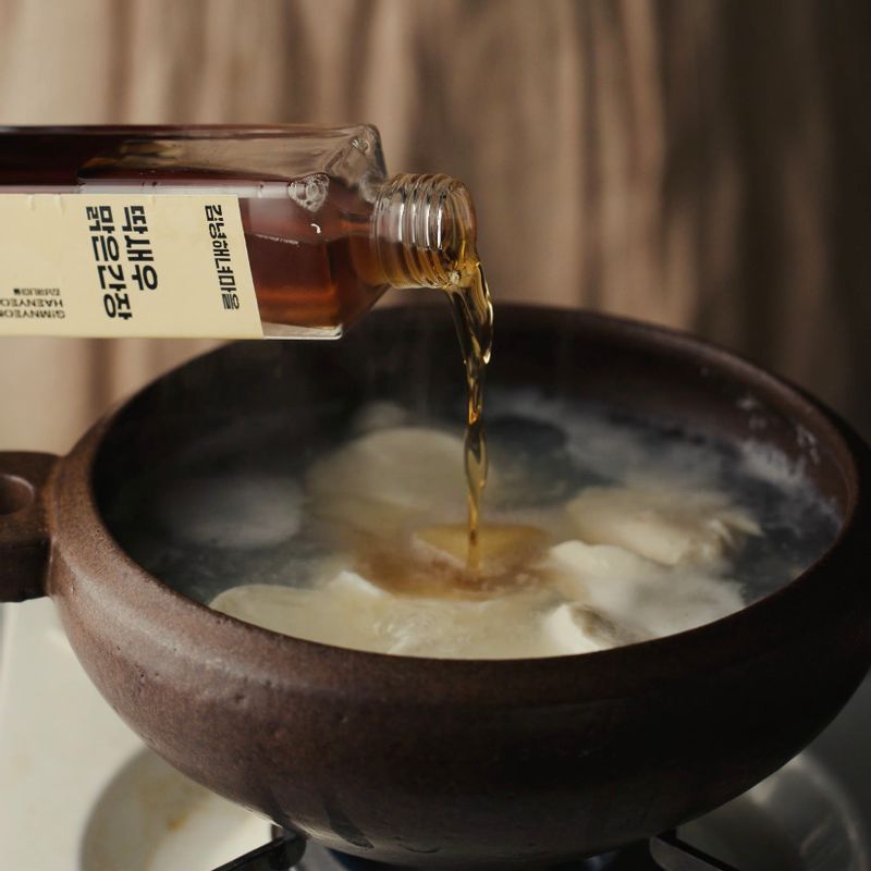 냄비에 순두부를 가지런히 두고 멸치다시마물을 부어 끓으면 딱새우 맑은 간장과 다진 마늘을 넣고 뚜껑을 닫아 끓여주세요.
(tip. 끓으면서 생기는 거품은 걷어주세요)