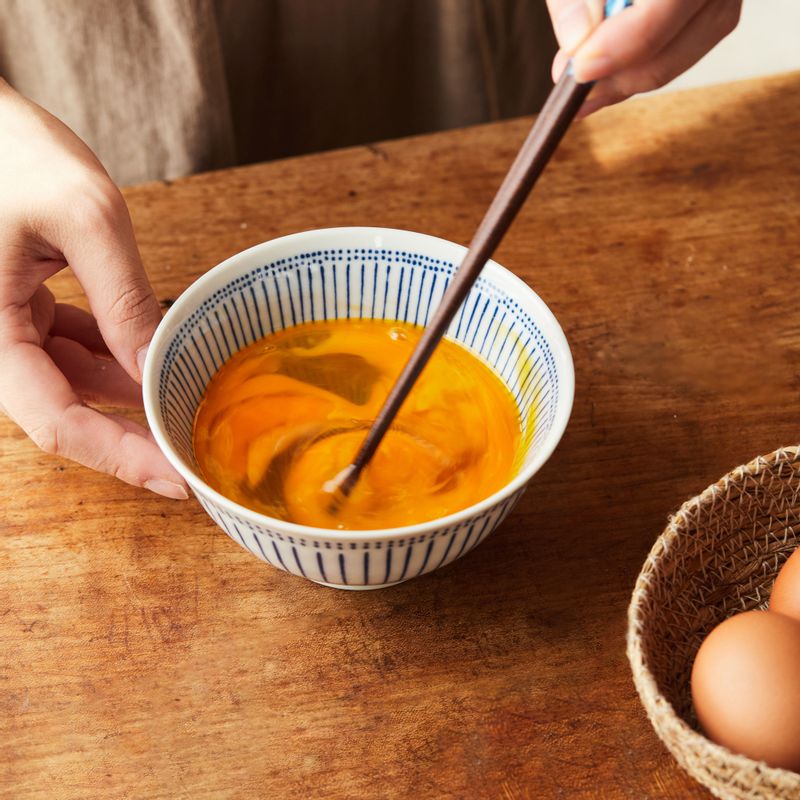 볼에 달걀을 풀은 후 소금을 넣어 섞어주세요.