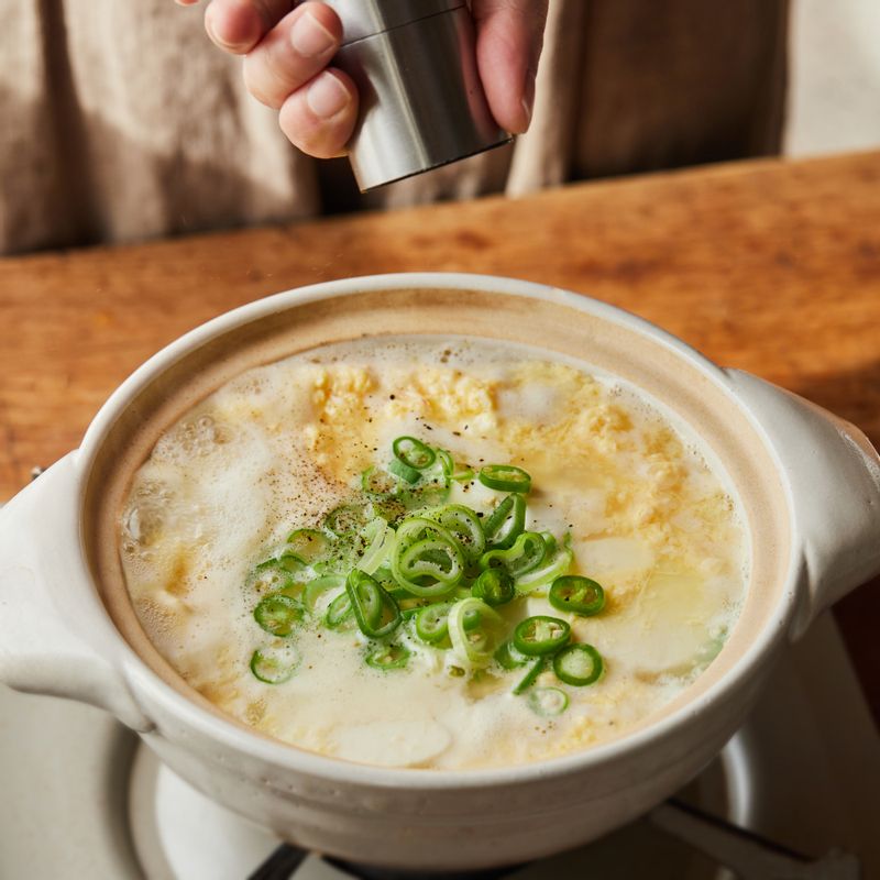 대파와 청양고추를 넣고 후춧가루를 뿌려 맛있게 즐겨주세요.
(tip. 기호에 따라 소금이나 새우젓으로 간을 조절해 주세요)