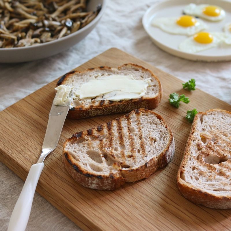 바게트 위에 크림치즈 1/2큰술을 바르고 느타리버섯-메추리알-파슬리 순으로 올려주세요.