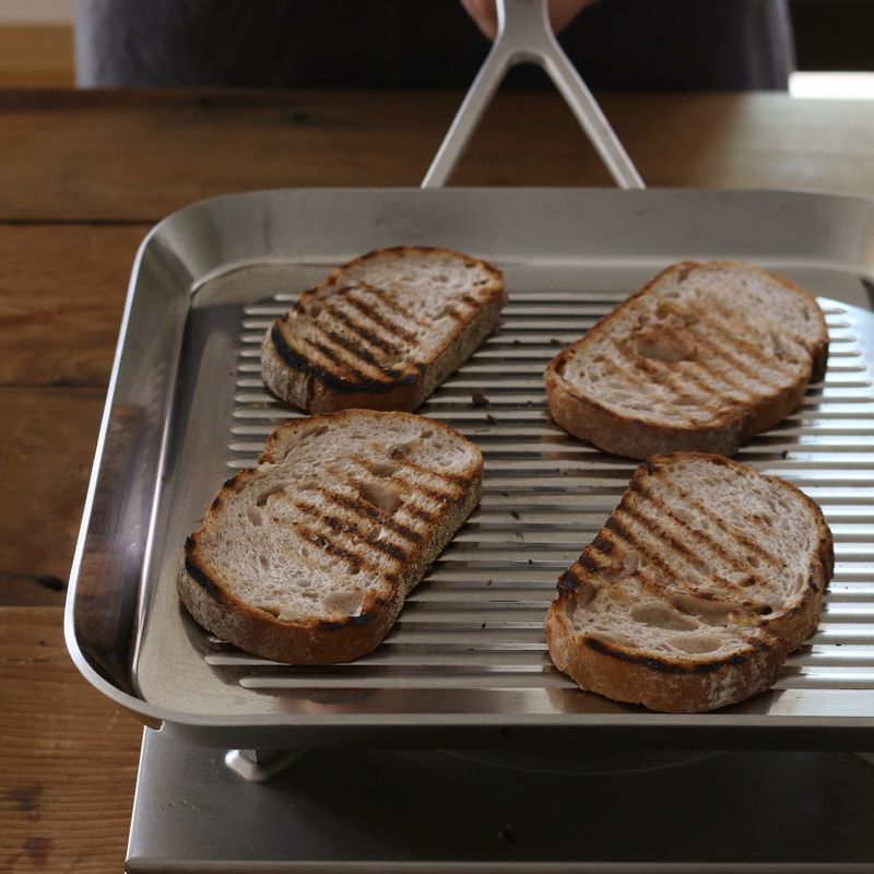 바게트는 팬에 올려 앞뒤로 바삭하게 굽고 파슬리는 잘게 다져주세요.