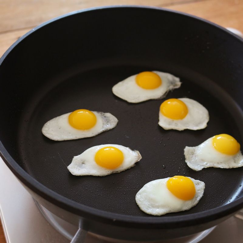 달군 팬에 식용유를 두르고 메추리알을 넣은 후 소금, 후추로 간을 해서 익혀주세요.