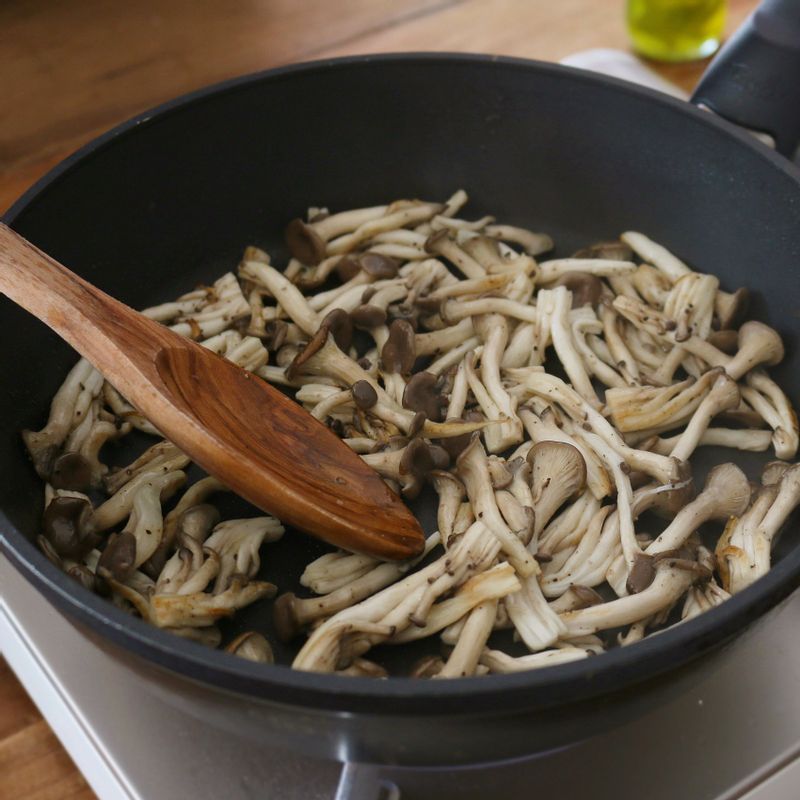 느타리버섯은 밑동을 제거하고 잘게 찢어주세요. 달군 팬에 올리브오일을 두르고 느타리버섯을 넣은 후 소금, 후추로 간을 해서 노릇하게 볶아주세요.