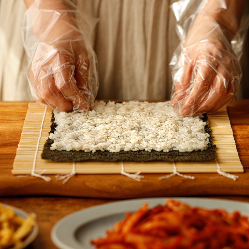 김밥 김에 밥을 얇게 펼친 후 위에 어묵볶음과 볶은 김치, 달걀지단을 올려 돌돌 말아주세요.
(기호에 따라 단무지나 다른 야채를 넣어 함께 말아 드셔도 좋아요)