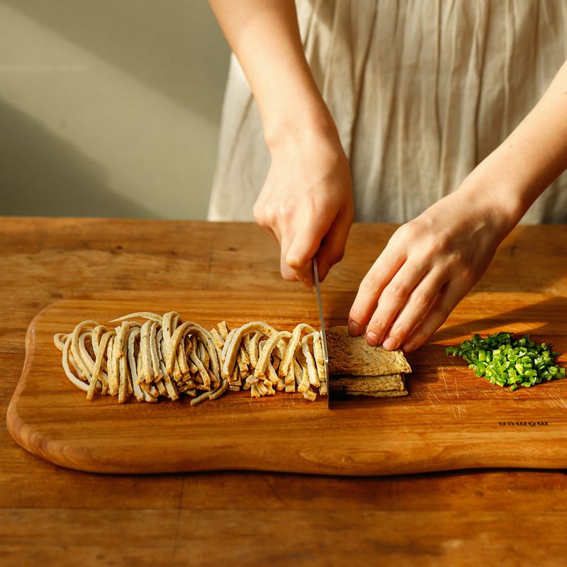 어묵은 먹기 좋게 채를 썰고, 청양고추는 반을 갈라서 씨를 뺀 후 다져주세요.