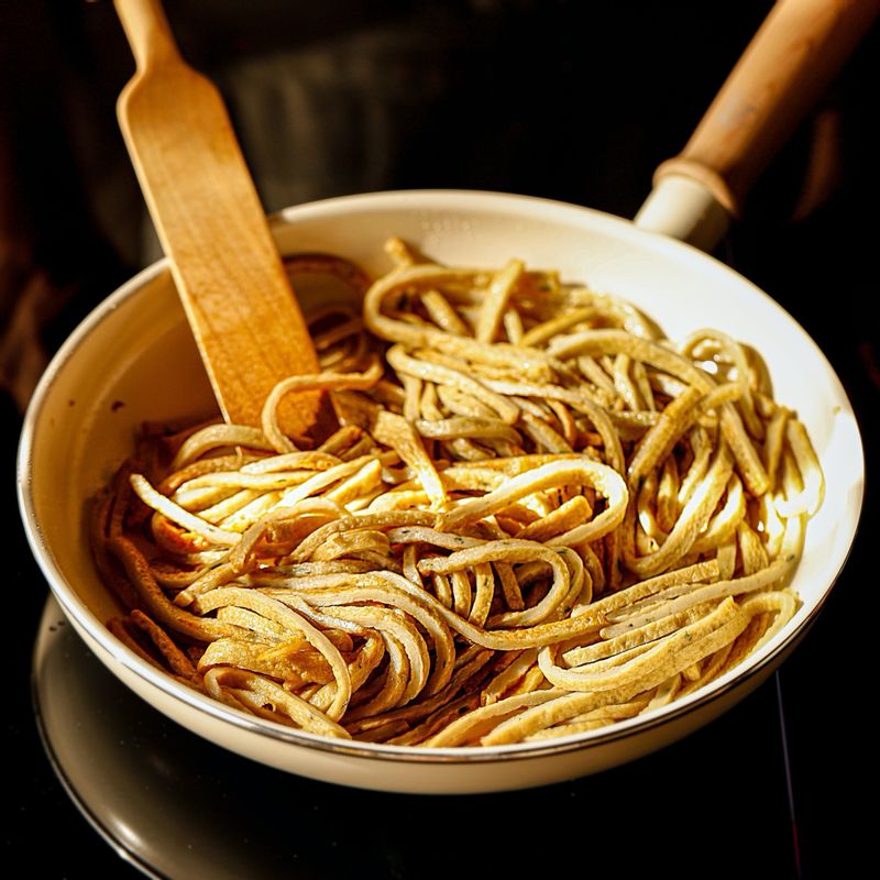 달군 팬에 식용유를 두른 후 어묵을 볶다가 어묵 양념장과 썰어 둔 고추를 넣어 볶고 마지막에 깨를 뿌려주세요.