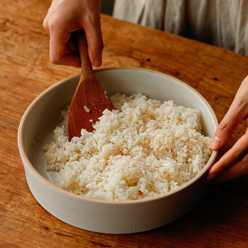 볼에 밥 양념 재료를 넣어 밥 양념을 해주세요.