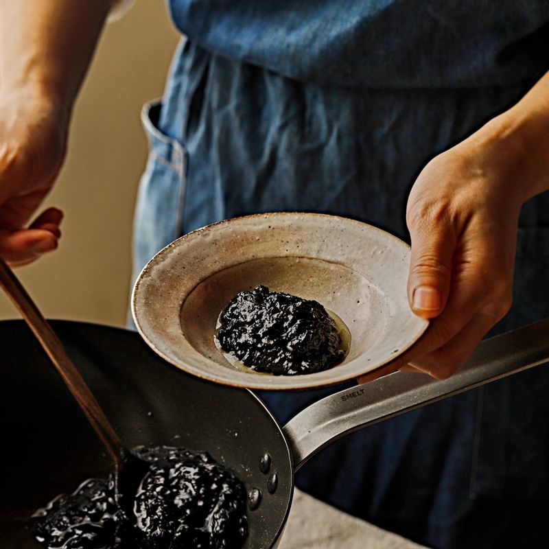 웍 팬에 식용유와 춘장을 넣고 3분간 볶아주세요. 볶은 춘장은 따로 덜어주세요.
(tip. 춘장을 볶으면 떫은맛을 제거할 수 있어요. 춘장에서 고소한 냄새가 나면 완성이에요)