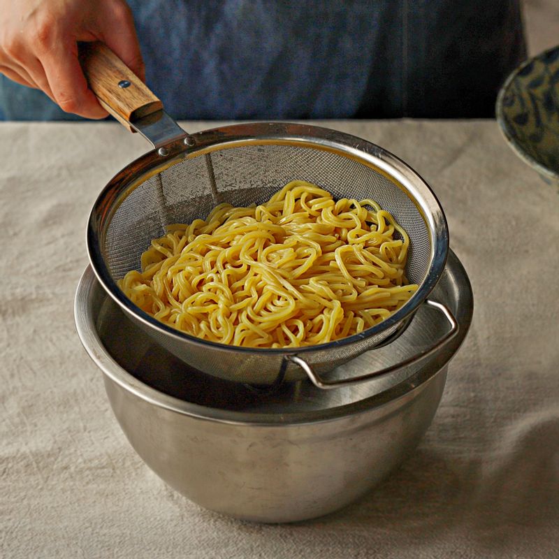 끓는 물에 면을 넣고 8분간 삶은 후 흐르는 물에 헹궈 전분기를 빼주세요.