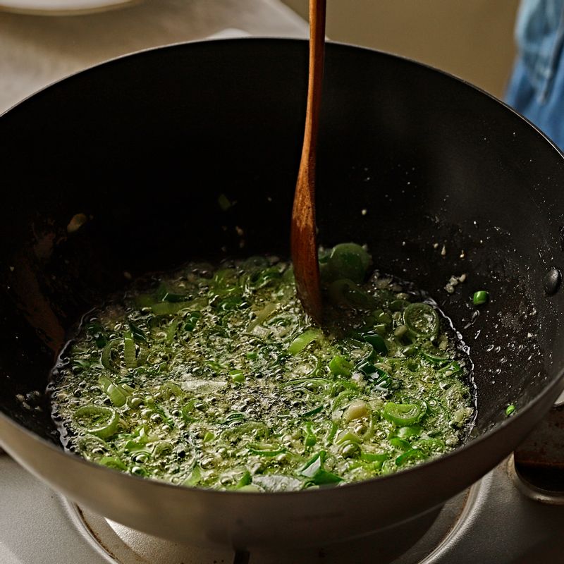 춘장을 볶은 기름에 다진 마늘과 대파를 넣고 볶아 향을 낸 후 양파를 넣고 2분간 볶아주세요.