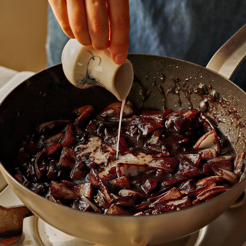 전분 물을 넣고 저어 짜장 소스를 완성해주세요.