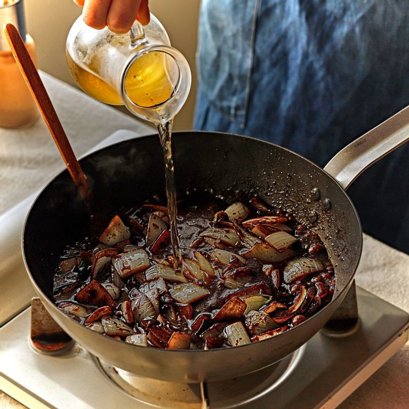 양파에 볶은 춘장과 후춧가루, 생강가루, 설탕을 넣고 표고 불린 물을 조금씩 추가하며 볶아주세요.
(tip. 건표고 4~5개에 물 2컵을 넣고 하루정도 불려 준비해주세요)