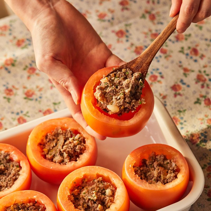 토마토 속에 섞어 둔 속을 80% 정도 채우고 그 위에 모차렐라 치즈로 채운 후 토마토 뚜껑을 닫아주세요.