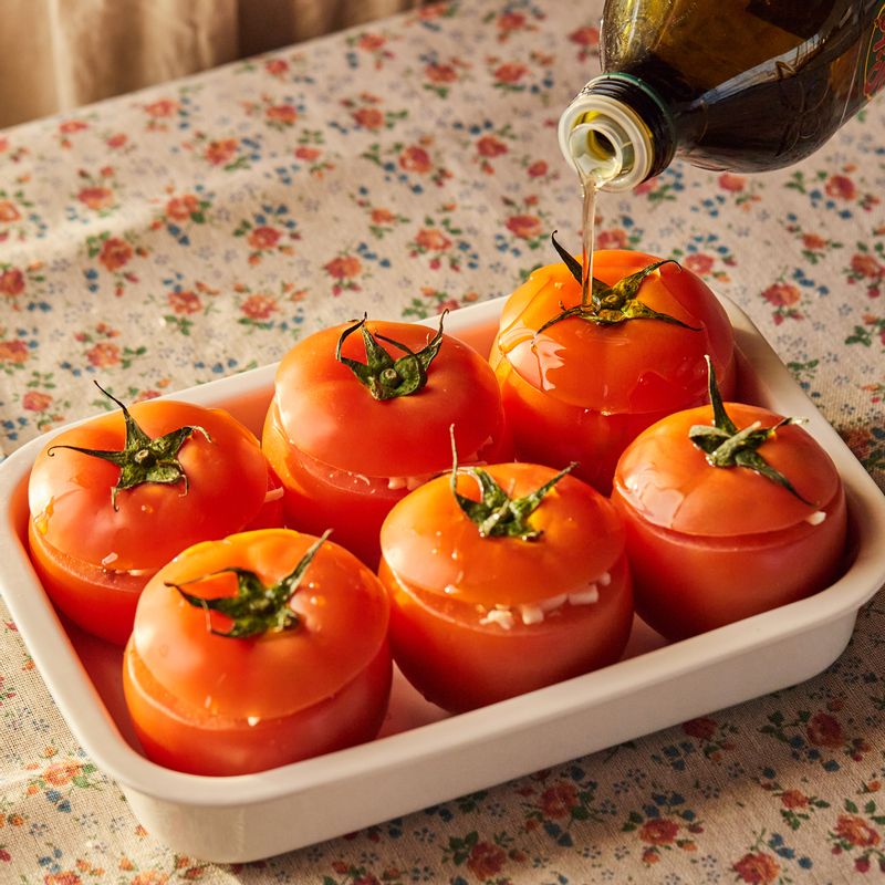 올리브 오일을 토마토 위에 뿌린 후 200도로 달군 오븐에서 20분 정도 구워주세요.
(에어프라이어를 사용할 경우 180도에서 10-15분 정도 구워 만들어주세요)