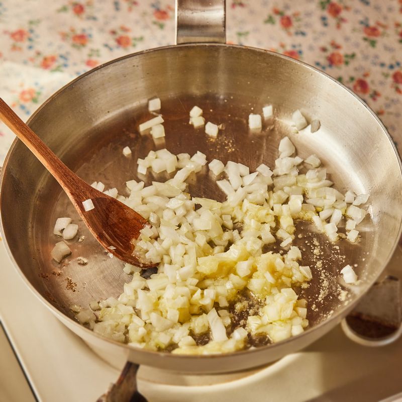 달군 팬에 오일을 두른 후 다진 마늘, 다진 양파를 볶다가 다진 쇠고기를 넣어 같이 볶아주세요. 소금, 후춧가루, 맛술을 뿌려 간을 해주세요.
(tip. 맛술을 뿌려 볶아주면 고기의 누린내가 제거돼요)