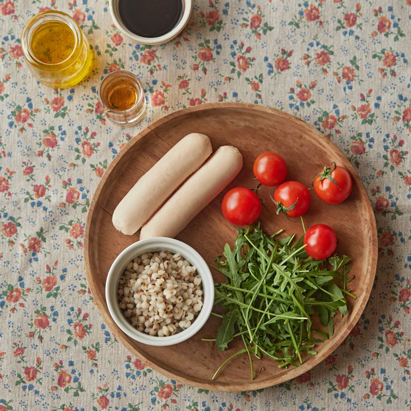 닭가슴살 곡물 샐러드을 위한 재료 이미지로 닭가슴살 소시지,율무,방울토마토,루꼴라 등으로 구성 되어있습니다.