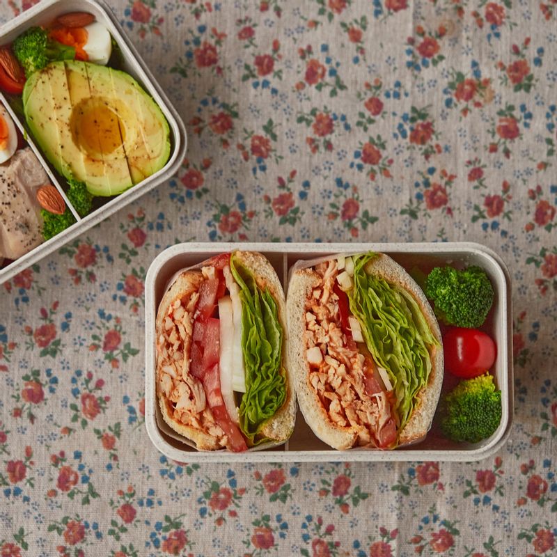 완성된 샌드위치를 도시락에 담아 맛있게 즐겨주세요.