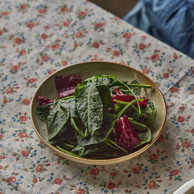 잎채소는 찬물에 담가 깨끗이 씻어 물기를 제거해 주세요.